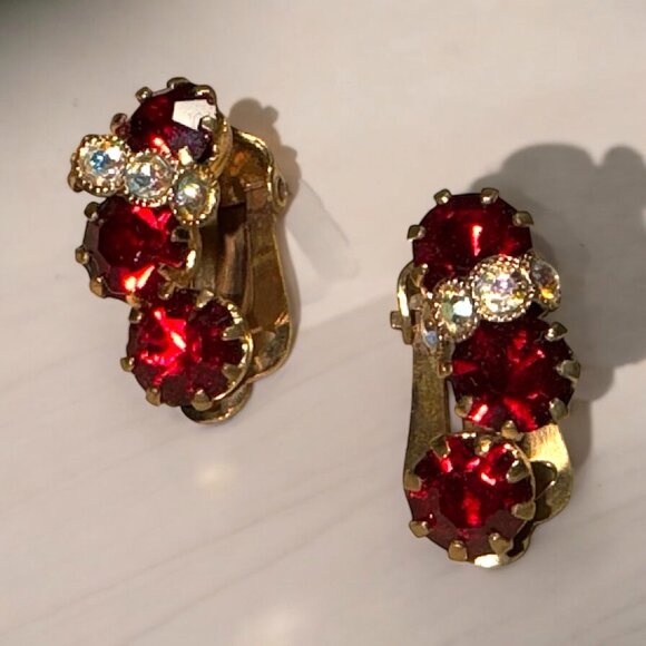 Vintage Gold Tone Clip on Earrings Round Red and Clear Stones Prongs Classic - Picture 3 of 4